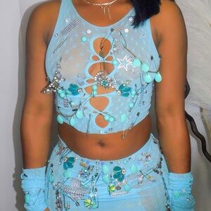 A work of art embellished mesh set